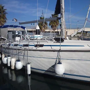 Downtown Yacht Botel